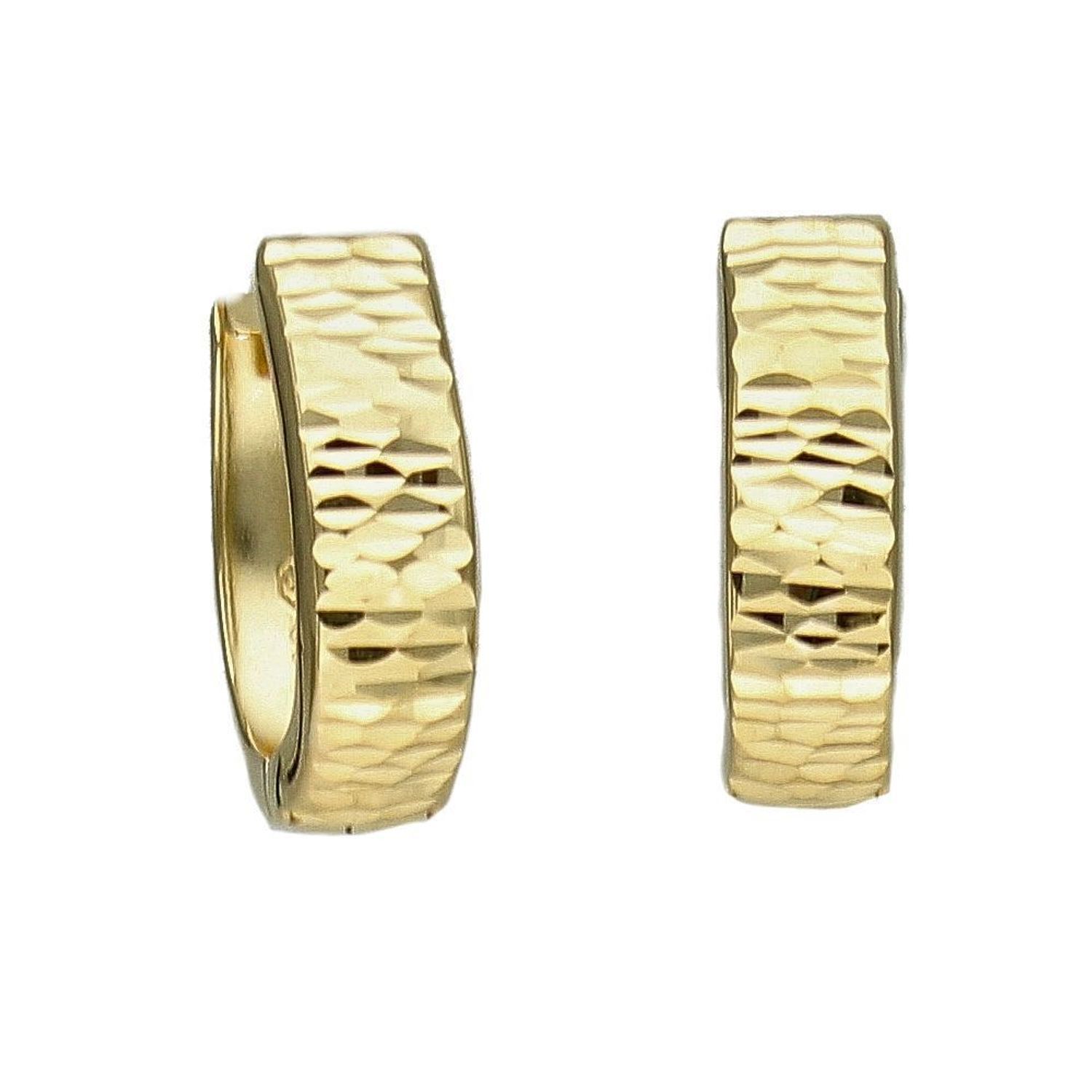 Kolczyki złote grawerowane próba 375, KL 6866 375 Stylowe kolczyki wykonane z wysokiej jakości złota próby 375. Kolczyki mają prosty kształt owalny, ozdobionych grawerem. Kolczyki to ponadczasowa biżuteria, która pasuje do ka.jpg